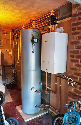 https://plumberkardinya.com.au/uploads/2025/06/hot-water-684599.jpg